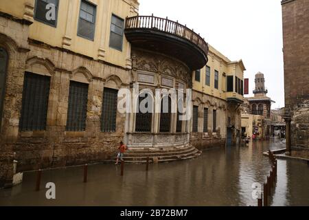 Peking, China. März 2020. Das am 12. März 2020 aufgenommene Foto zeigt eine überflutete Straße in Kairo, Ägypten. Die ägyptische Hauptstadt Kairo erlebte am Donnerstag ein Gewitter und heftige Regenfälle. Credit: Ahmed Gomaa/Xinhua/Alamy Live News Stockfoto