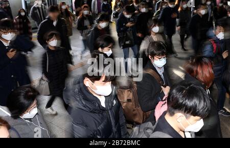 (200313) -- PEKING, 13. März 2020 (Xinhua) -- Menschen, die Masken tragen, werden auf der Sindorim-Station in Seoul, Südkorea, am 12. März 2020 gesehen. Südkorea bestätigte 110 weitere Fälle des COVID-19 im Vergleich zu 24 Stunden vor Mitternacht Freitag Ortszeit und erhöhte die Gesamtzahl der Infektionen auf 7.979. Ein weiterer Todesfall wurde gemeldet und die Zahl der Todesopfer auf 67 angehoben. Die Gesamtfatalitätsrate lag bei 0,84 Prozent. Insgesamt wurden 177 weitere Patienten nach vollständiger Genesung aus der Quarantäne entlassen und die Gesamtzahl auf 510 heraufgezogen. (NEWSIS/Handout über Xinhua) Stockfoto