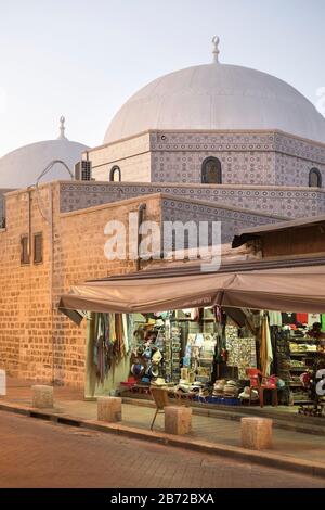 Kleines Geschäft in der Altstadt Jaffa, an der Außenwand der Mahmoudiya Moschee, die in osmanischer Zeit erbaut wurde Stockfoto