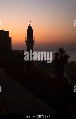 Al-Bahr-Moschee und Minarett in der Altstadt von Jaffa, mit Blick auf das Ufer an der Mittelmeerküste bei Sonnenuntergang Stockfoto