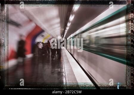 Ein abfahrender Zug in Bewegung, während die Passagiere zur Bahnsteigausfahrt an der U-Bahn-Station Assemblee-Nationale, Paris, Frankreich, Europa, Farbe laufen Stockfoto