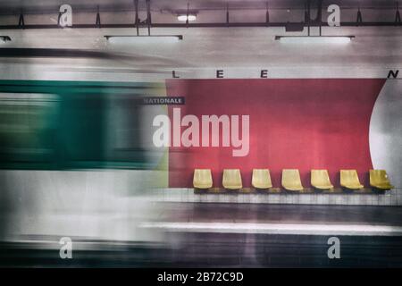 Zug in Bewegung, Abfahrt: U-Bahn-Station Assemblé-Nationale, linke Bank, Paris, Frankreich, Europa, Farbe Stockfoto