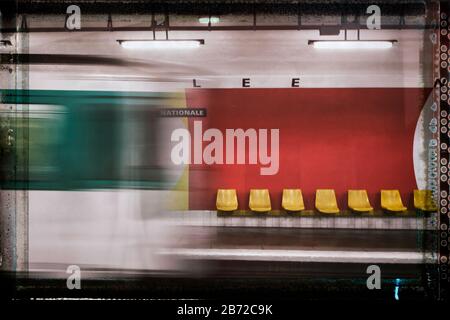 Zug in Bewegung, Abfahrt: U-Bahn-Station Assemblé-Nationale, linke Bank, Paris, Frankreich, Europa, Farbe Stockfoto