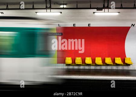 Zug in Bewegung, Abfahrt: U-Bahn-Station Assemblé-Nationale, linke Bank, Paris, Frankreich, Europa, Farbe Stockfoto