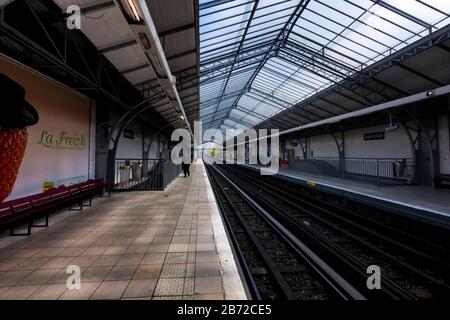 Eine Frau wartet auf einen Zug neben leeren Gleisen in der Dupleix Metro-Station im Freien, Let Bank, Paris Metro, Frankreich, Europa Stockfoto