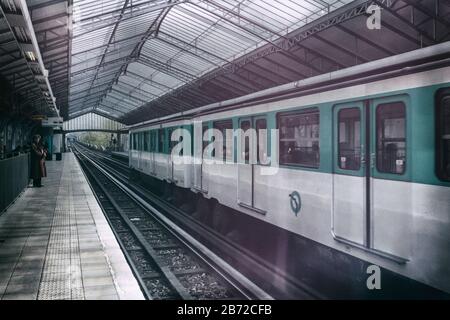 Der Zug wurde angehalten, und eine Frau wartete auf einen Zug in der Gegenrichtung an der U-Bahn-Station Dupleix, am linken Ufer, in Paris, Frankreich, Europa, Farbe Stockfoto