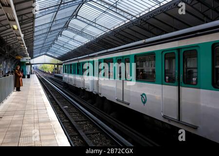 Der Zug wurde angehalten, und eine Frau wartete auf einen Zug in der Gegenrichtung an der U-Bahn-Station Dupleix, am linken Ufer, in Paris, Frankreich, Europa, Farbe Stockfoto