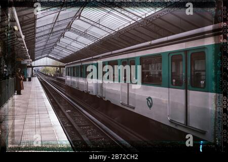 Der Zug wurde angehalten, und eine Frau wartete auf einen Zug in der Gegenrichtung an der U-Bahn-Station Dupleix, am linken Ufer, in Paris, Frankreich, Europa, Farbe Stockfoto