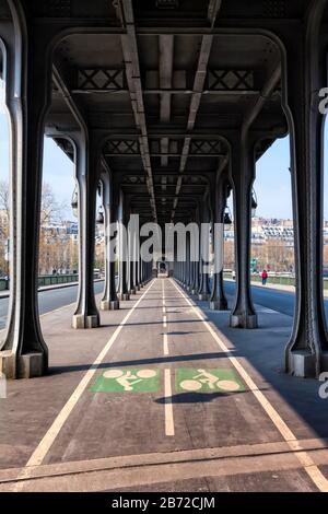 Radweg unterhalb der Pont de Bir-Hakeim (früher Pont de Passy), Paris, Frankreich, Europa, Farbe Stockfoto