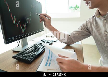 Entwicklung neuer Ansätze Investor beobachtet die Veränderung des Börsendeals an einer Börse Stockfoto