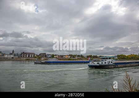 Zwei blaue Transportschiffe auf dem Rhein vor der Stadt Neuwied Stockfoto