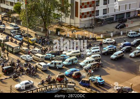 Jakarta, Indonesien - 13. September 2009: Luftbild an einer Kreuzung mit vielen Autos und Motorrädern im Stau Stockfoto