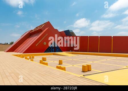 Fassade des Sipan Lord Royal Tombs Museum im modernen Architekturstil in Lambayeque Stadt zwischen Trujillo und Chiclayo, Peru. Stockfoto