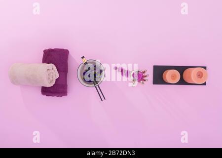 Trockene Handtücher mit Schüssel und verschiedenen Spa-Dekorationen Stockfoto