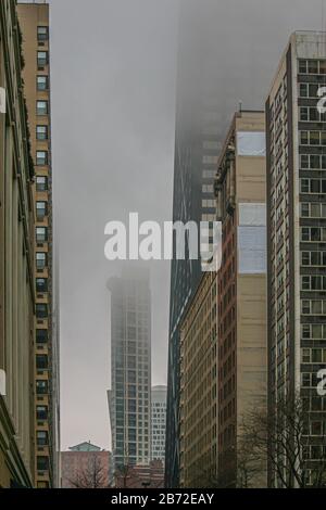 Alte Schabrapper in der Innenstadt von Chicago an einem nebligen Wintertag Stockfoto