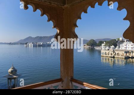 Blick auf den Pichola-See und den Lake Palace Udaipur Rajasthan Indien Stockfoto