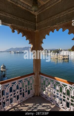 Blick auf den Pichola-See und den Lake Palace Udaipur Rajasthan Indien Stockfoto