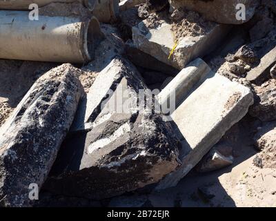 Nahaufnahme des massiven Haufens von Straßenabbauschutt, Betonrohren, Betonschaufeln, Asphalt- und Betonpflaster Blick #2 näher Stockfoto
