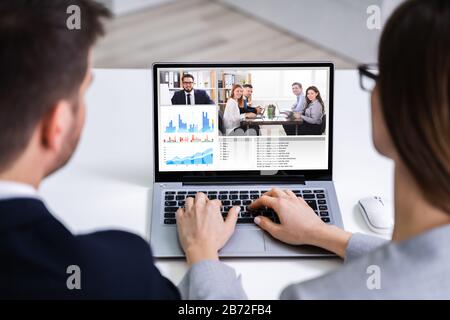 Zwei junge Geschäftsleute, die Videokonferenzen auf dem Computer im Büro Stockfoto