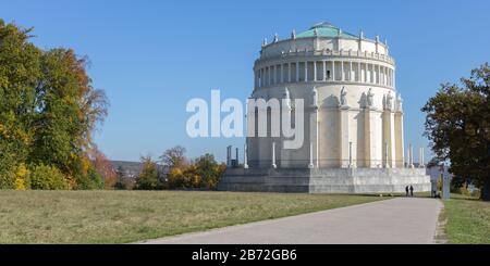 Panorama-Foto der Befreiungshalle Kelheim. Denkmal für siegreiche Kämpfe gegen Napoleon. Neoklassizistische Architektur, Stockfoto