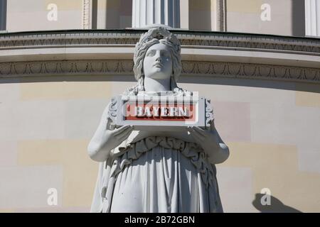 Statue, die ein Schild mit der Schrift "Bayern" (bayern) hält. Es gibt 18 Statuen, die die Gruppen ehren, die in den Kämpfen gegen Napoleon gekämpft haben. Stockfoto