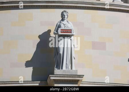 Blick auf die Statue außerhalb der Befreiungshalle Kelheim (Befreiungssaal), die ein Schild mit der Schrift "Rheinlaender" hält. Stockfoto