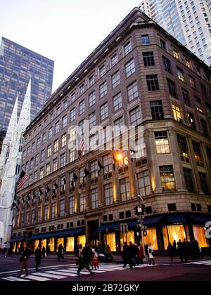 Saks Fifth Avenue in der Dämmerung, New York City Stockfoto