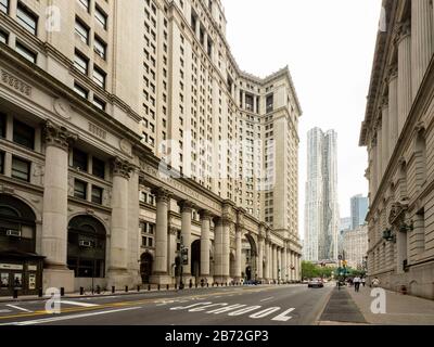 Center Street mit dem Manhattan Municipal Building und dem Surrogate's Court Stockfoto