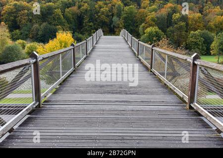 Gerade Sicht auf die Tatzelwurm-Brücke. Die Brücke ist berühmt für ihre geschwungene/wellige Bauweise. Auf der Brücke stehend, das andere Ende nicht zu sehen Stockfoto