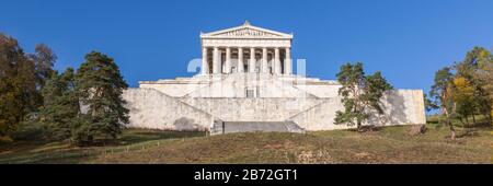 Frontansicht (Panorama) auf Walhalla-Gedenkstätte. Hall of Fame deutscher Persönlichkeiten. Klassizistisches Gebäude mit Säulen / Säulen; aus Kalkstein. Stockfoto