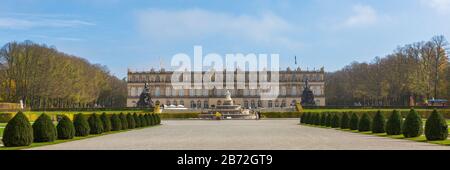 Vorderansicht auf Schloss Neues Herrenchiemsee (neues Schloss / Schloss). Baubeginn war 1878, initiiert von König Ludwig II Beispiel für Frühbarock. Stockfoto