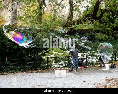 Bubble-maker and Bursting Bubble, Central Park, NYC Stockfoto