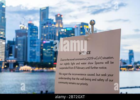 Singapur - 13. Februar 2020: Die Singapore Marina Bay sandet Licht und Wasser zeigen Spektren, die aufgrund von Coronavirus abgebrochen wurden Stockfoto