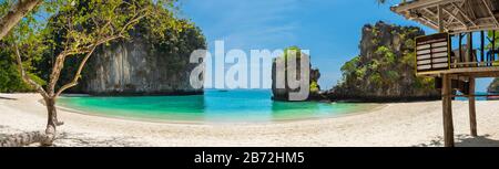 Panorama-Strand von ko hong Insel andaman Meer in Krabi, Thailand. Stockfoto