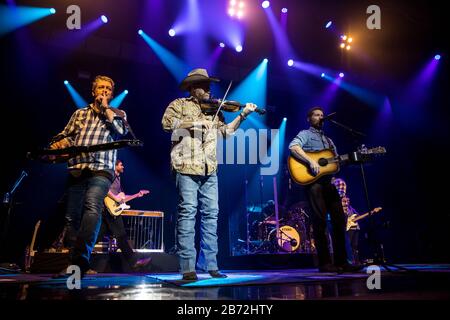 Josh Turner und seine Band sind am Dienstag, 3. März 2020, in Augusta GA im Miller Theatre zu sehen Stockfoto