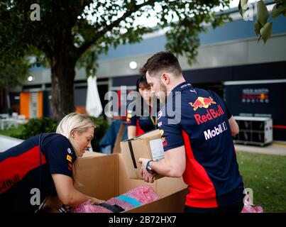 Das Team Red Bull Racing hat nach der Ankündigung der Schließung des großen Preises von Australien F1 aufgrund der Bedenken des COVID-19-Corona-Virus ein Paket erhalten. Stockfoto