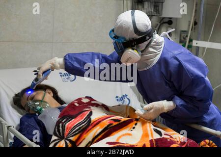 Teheran, Iran. März 2020. Sanitäter und Krankenschwestern, die Masken und Hasmatanzüge tragen, behandeln Patienten, die mit dem neuen Coronavirus COVID-19 im Sina-Krankenhaus im Süden Teherans, Iran, infiziert sind. Nach dem letzten Bericht des Gesundheitsministeriums wurden 10.075 Menschen mit dem Covid-19-Coronavirus diagnostiziert und 429 Menschen sind im Iran gestorben. Der Ausbruch hat eine Reihe hochrangiger Beamter, Politiker, Geistliche und Mitglieder der Revolutionären Garde.REA und Italien infiziert. Kredit: Zuma Press, Inc./Alamy Live News Stockfoto