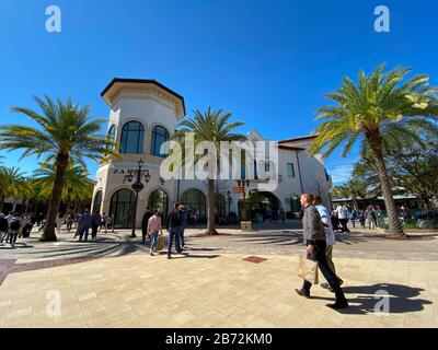 Orlando, FL/USA-2/29/20: Ein Zara Bekleidungseinzelhandel in einem Outdoor-Einkaufszentrum in Orlando, FL. Stockfoto