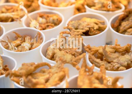 Frittierte Krabbe auf dem Myeongdong-Markt, Seoul, Südkorea Stockfoto