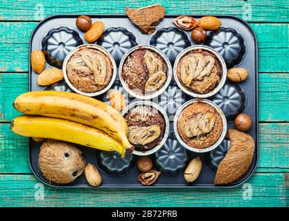 Muffins mit Bananen, Nüssen und Kokosnuss. Gesunde vegane Bananenmuffins Stockfoto