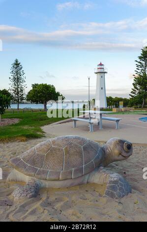 Blick auf den Leuchtturm von Cleveland Point und die Spielgeräte im Vordergrund und interaktive Kunstwerke im Südosten von Queensland. Stockfoto