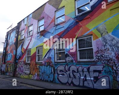 Außergewöhnliche Graffiti in Shorditch locken Touristen nach London, Großbritannien Stockfoto