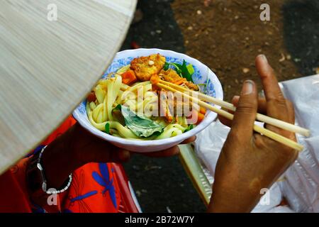 vietnamesische Frau isst Pho-Suppe Stockfoto