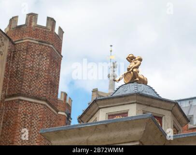 Goldene Statue von Bacchus auf der Spitze eines nachgebauten Weinbrunnens im Base Court im Hampton Court Palace Stockfoto