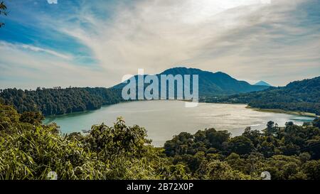 Wunderschöne Natur mit Wald, Seen und Bergen Stockfoto