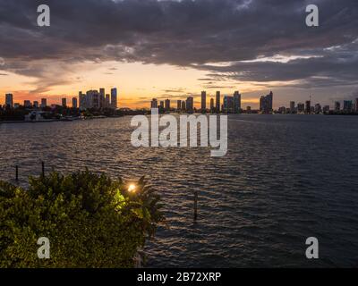 Sonnenuntergang in Miami von den Venetian Islands (Florida). Der schönste Sonnenuntergang aller Zeiten. Herrliche Meereslandschaft mit Wolkenkratzern im Hintergrund. Stockfoto