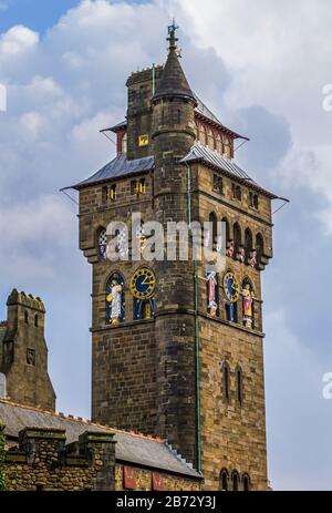 Der Uhrturm für Cardiff Castle South Wales, der für den Marquess of Bute von William Burges entworfen und zwischen 1869 und 1873 erbaut wurde. Stockfoto