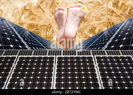 Fotocollage von Solarpaneelen vor dem Fruchthintergrund - konzeptionelles Bild Stockfoto