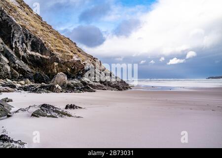 Der Strand und die Höhlen am Maghera Beach in der Nähe von Ardara, County Donegal - Irland Stockfoto