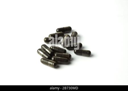 Kapsel von Nigella sativa (schwarze Kümmel, schwarzer Kümmel, schwarzer Samen), Kräuterkapseln aus Habbatussauda isoliert auf weißem Grund. Stockfoto